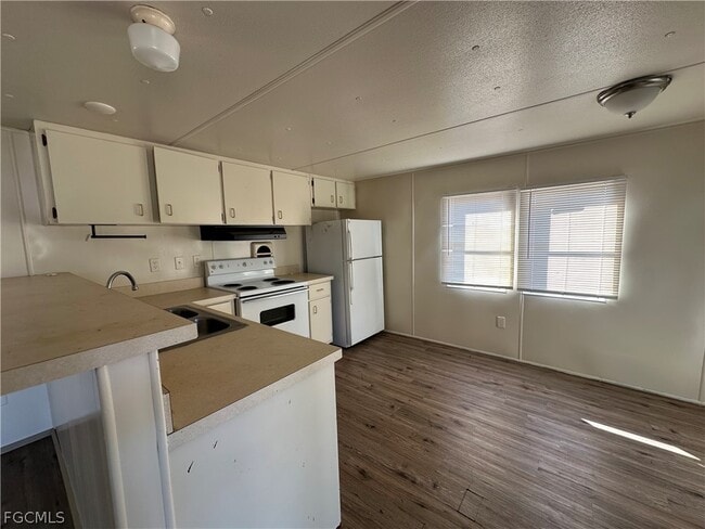 8085 Tolles Dr in North Fort Myers, FL - Building Photo - Building Photo