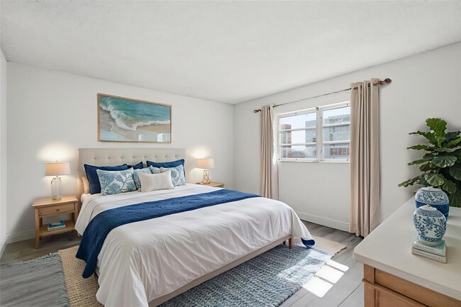 320 NE 12th Ave in Hallandale Beach, FL - Building Photo - Building Photo