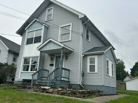 523 Vienna Ave, Unit 1 in Niles, OH - Building Photo