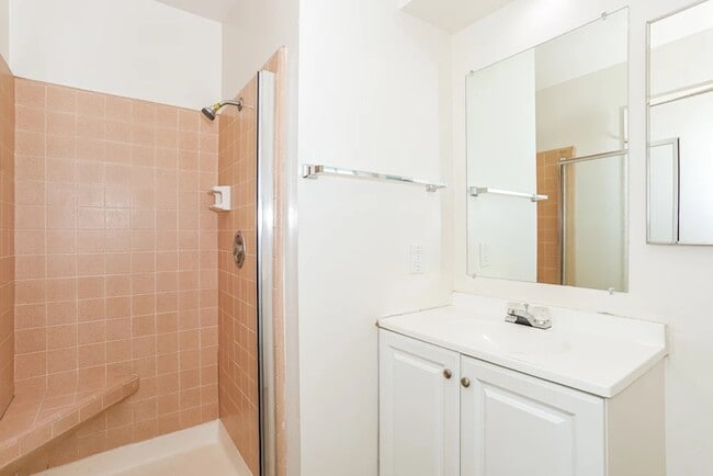 1162 W El Camino Ave in Sacramento, CA - Building Photo - Building Photo