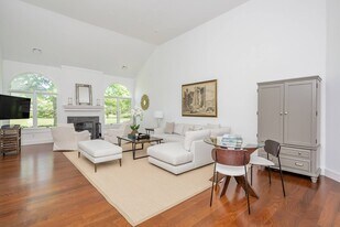 125 St.Andrew Cir in Southampton, NY - Building Photo