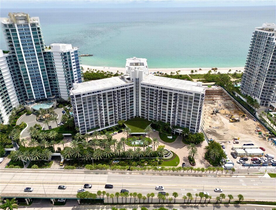 10275 Collins Ave in Bal Harbour, FL - Building Photo
