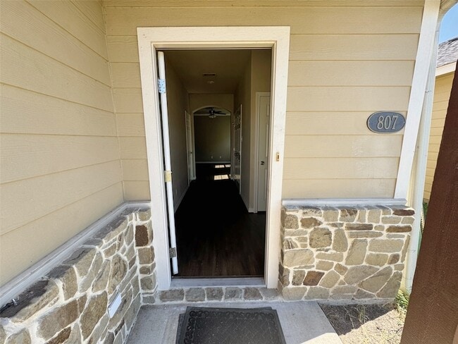 807 S Wilson St in Kaufman, TX - Building Photo - Building Photo