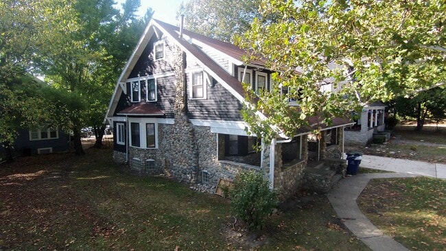 property at 1921 Summit St
