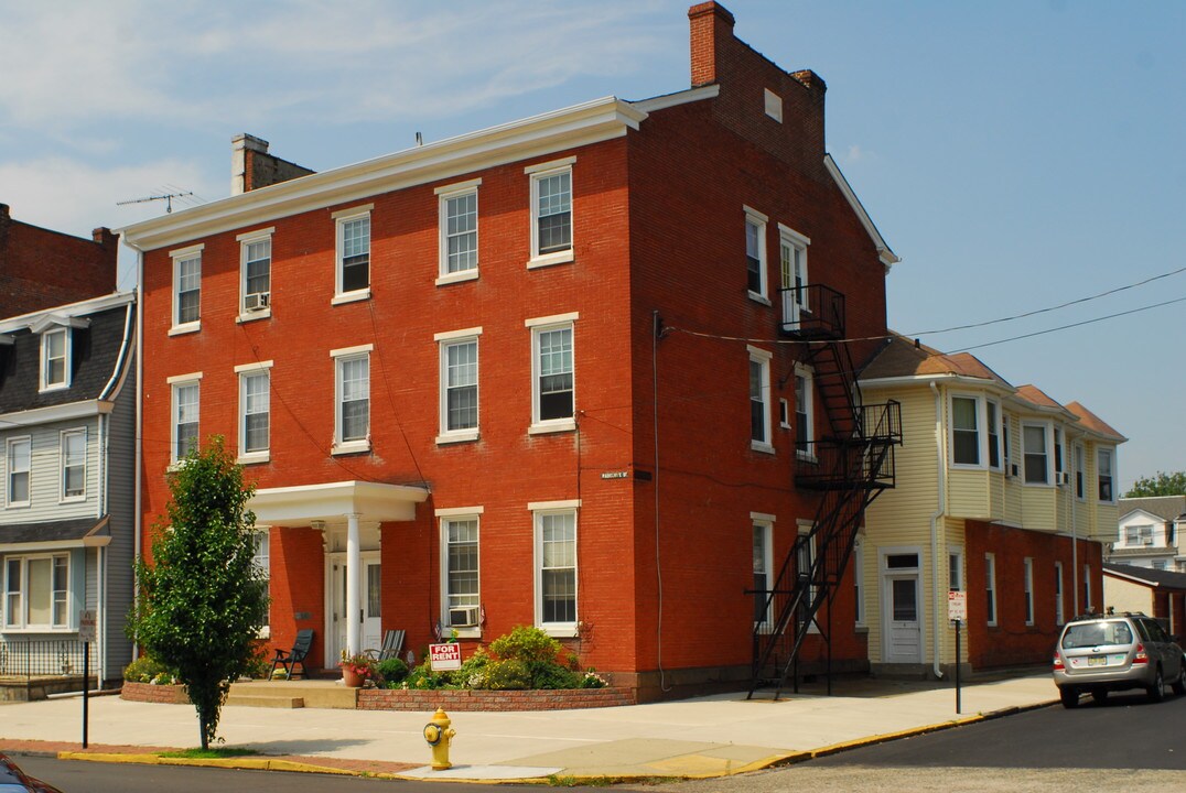 435 Radcliffe St in Bristol, PA - Building Photo