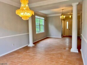 1403 Wayne Cir in Greenwich Township, NJ - Foto de edificio - Building Photo