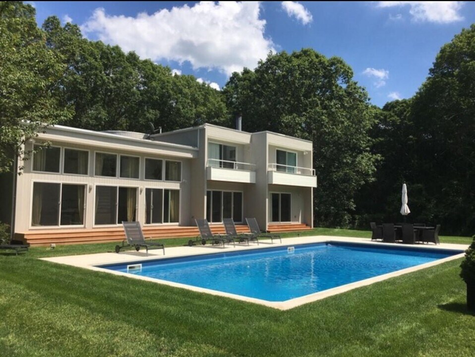 10 Fox Hollow Dr in East Quogue, NY - Building Photo