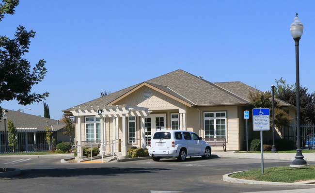 Las Palmas Senior Housing Complex in Patterson, CA - Foto de edificio - Building Photo