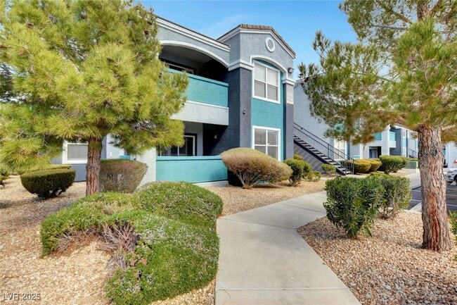 6955 N Durango Dr in Las Vegas, NV - Building Photo - Building Photo