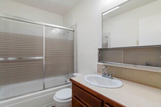 2815 NE 7th St in Renton, WA - Foto de edificio - Building Photo