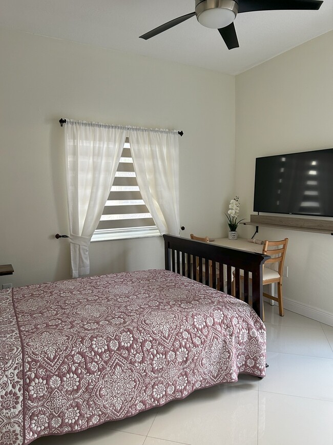16234 SW 54th Ter, Unit $1,200 New Efficiency