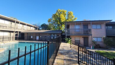 516 Gentleman Rd in Balcones Heights, TX - Building Photo - Building Photo