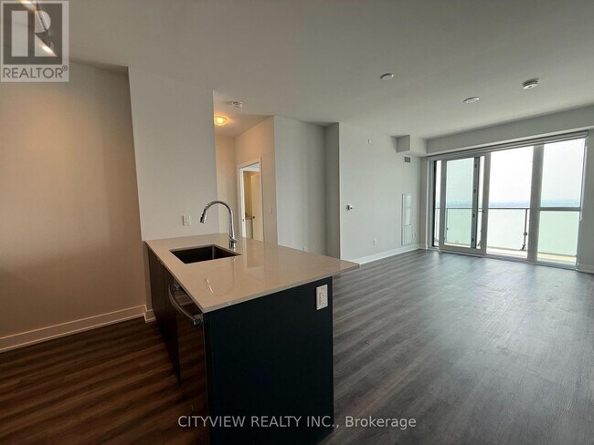 430 Square One Dr in Mississauga, ON - Building Photo - Building Photo