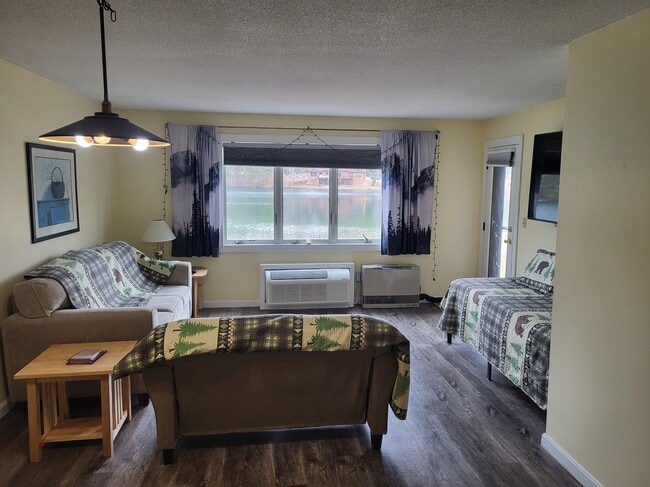 property at 10 Lakeside W Dr