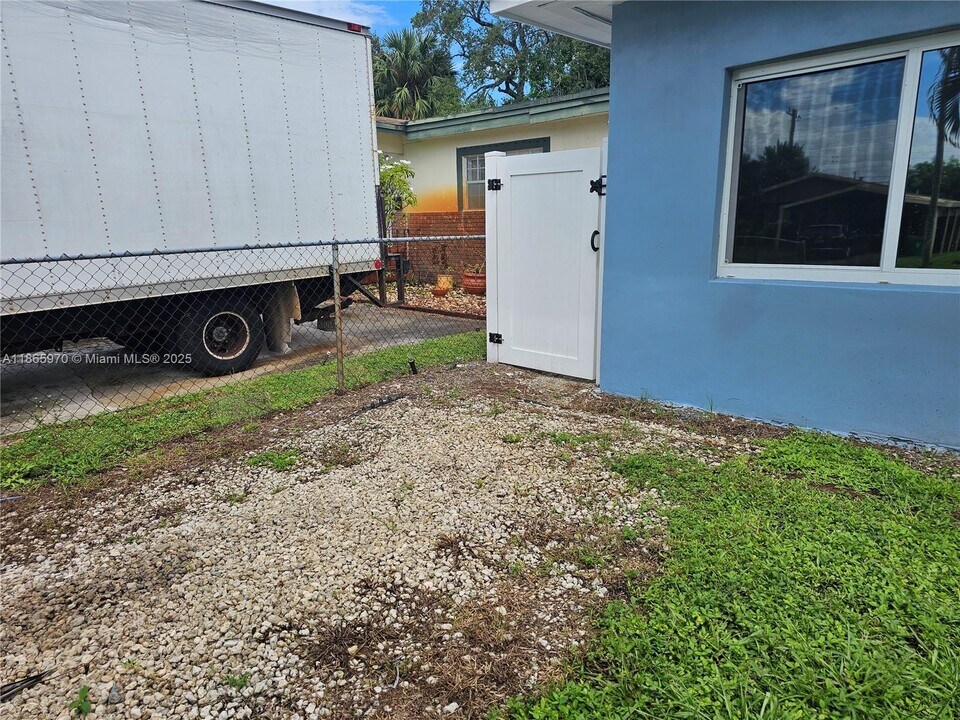 734 SW 4th Terrace in Dania Beach, FL - Building Photo