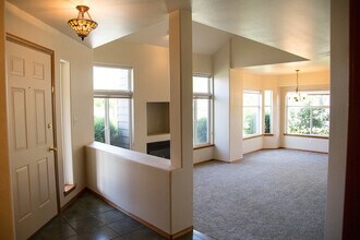379 Columbia Point Dr in Richland, WA - Building Photo - Building Photo