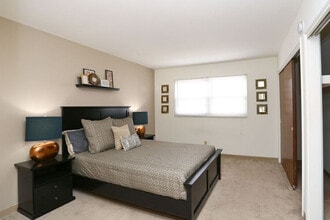 Town & Country Apartments in Urbana, IL - Building Photo - Building Photo