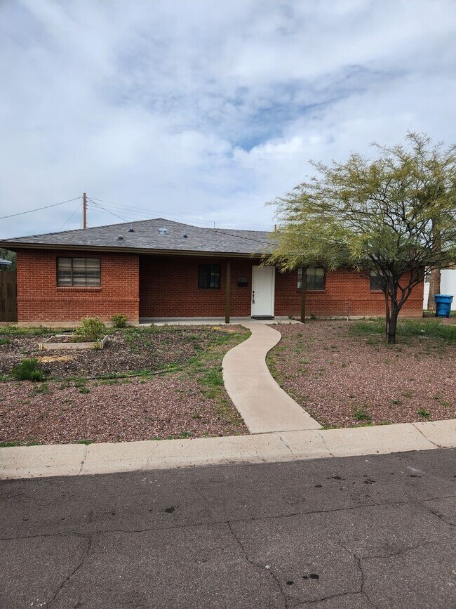 2013 W Solano Dr in Phoenix, AZ - Building Photo - Building Photo