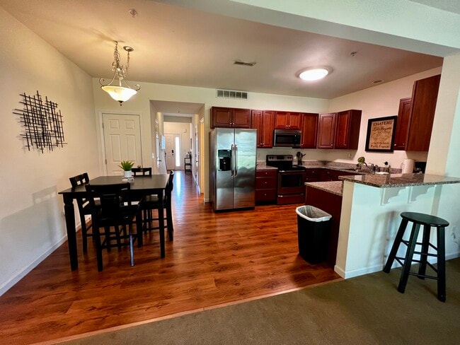 101 Brownstone Ct in Wilton, NY - Foto de edificio - Building Photo