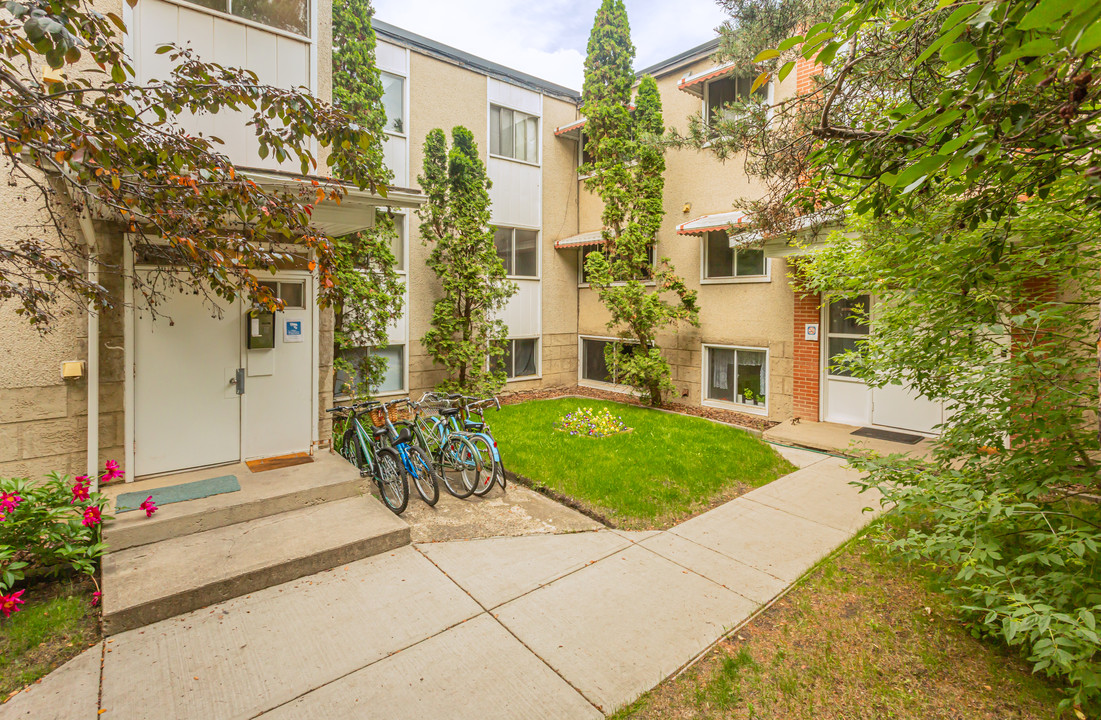 Cumberland Apartments in Edmonton, AB - Building Photo