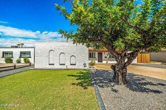 8326 E Crestwood Way in Scottsdale, AZ - Building Photo - Building Photo