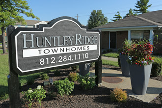 Huntley Ridge Townhomes in Clarksville, IN - Foto de edificio - Building Photo