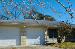 7 Richards Courts in La Marque, TX - Building Photo