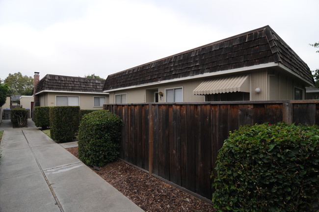 1349-1351 Essex Way in San Jose, CA - Foto de edificio - Building Photo