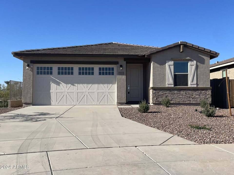 19000 N Silver Dog Way in Maricopa, AZ - Foto de edificio