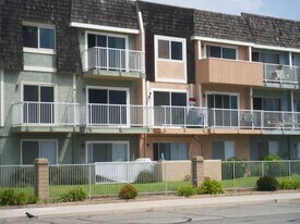 380 E Surfside Dr, Unit 380 in Port Hueneme, CA - Building Photo