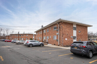 Sherbrooke Smithtown Co-Operative in Smithtown, NY - Building Photo - Building Photo