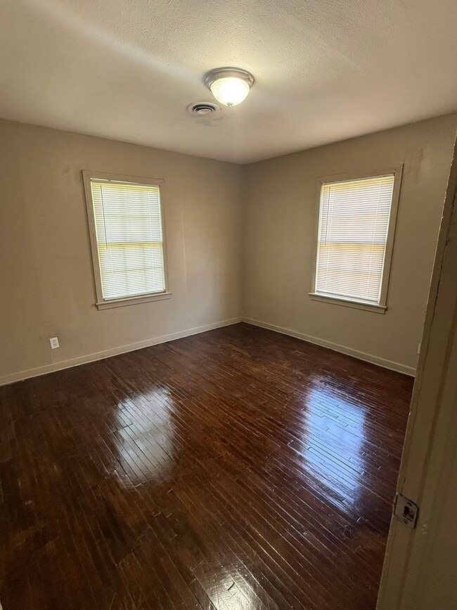 property at 2540 N Lynwood Dr