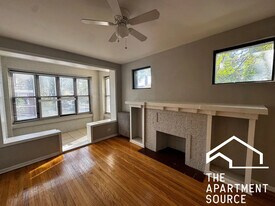 7658 S Marquette Ave in Chicago, IL - Building Photo