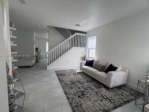 11001 W 33rd Way in Hialeah, FL - Building Photo - Building Photo