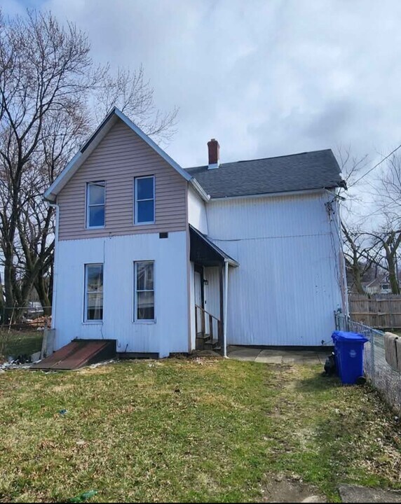 545 W 17th St, Unit Rear House in Erie, PA - Building Photo