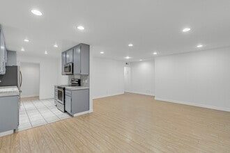 121 N Croft Ave, Unit 108 in Los Angeles, CA - Foto de edificio - Building Photo