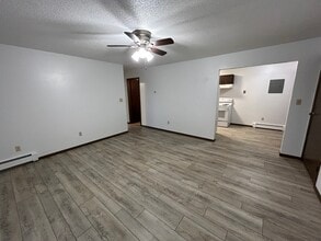 907 Thomas Ave in Jamestown, ND - Foto de edificio - Building Photo