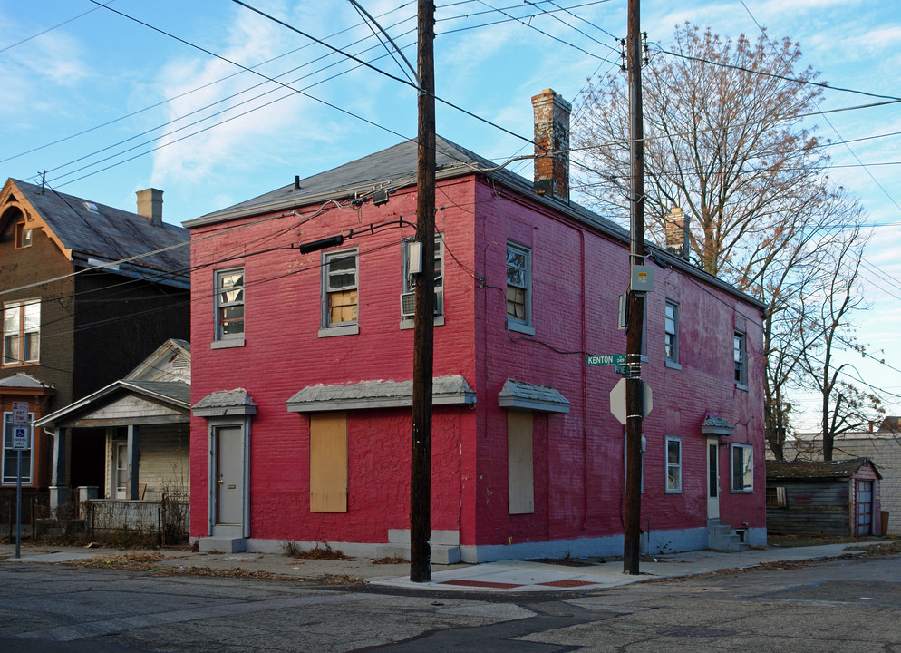 2417 Kenton St in Cincinnati, OH - Foto de edificio