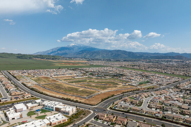 Altis Beaumont in Beaumont, CA - Foto de edificio - Building Photo