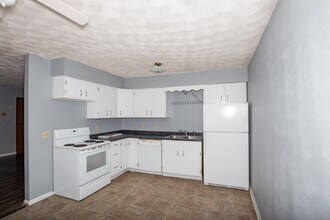 3430 Holiday Ct in Bettendorf, IA - Building Photo - Building Photo