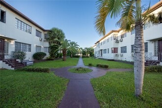 1135 Marseille Dr in Miami Beach, FL - Building Photo - Building Photo