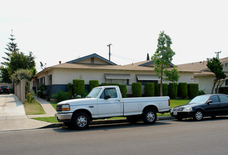 1043 N Lincoln St in Orange, CA - Foto de edificio - Building Photo