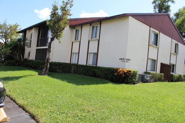 4961 Sable Pine Cir in West Palm Beach, FL - Building Photo - Building Photo