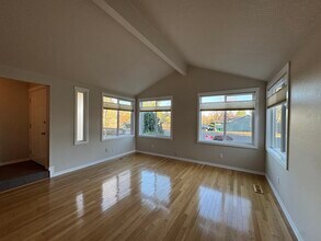 9775 SW Robbins Dr in Beaverton, OR - Foto de edificio - Building Photo