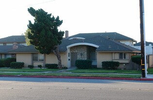 1682 W Orangewood Ave in Anaheim, CA - Building Photo