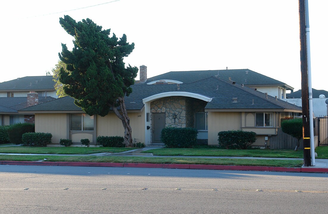 1682 W Orangewood Ave in Anaheim, CA - Building Photo