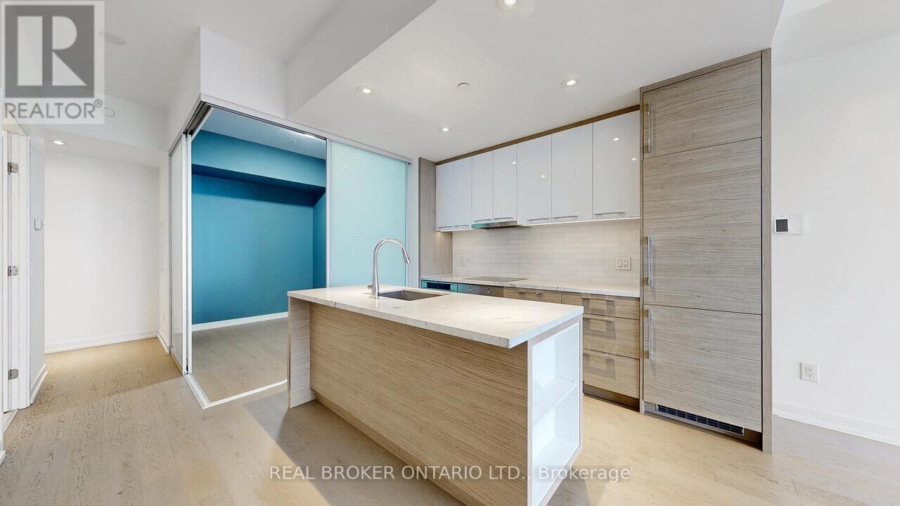 488-2488 University Ave in Toronto, ON - Building Photo