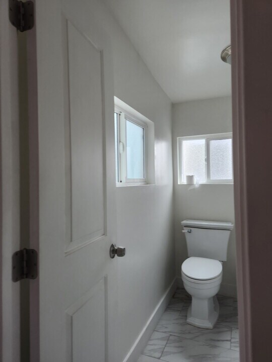 1012 E Adams Blvd, Unit 2 in Los Angeles, CA - Building Photo