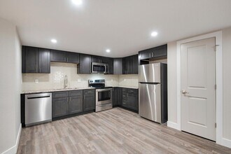 Newly remodeled basement apartment close t in Denver, CO - Foto de edificio - Building Photo