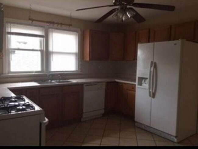 2640 W Greenleaf Ave, Unit 2640 WW. Greenleaf apt 3 in Chicago, IL - Building Photo - Building Photo